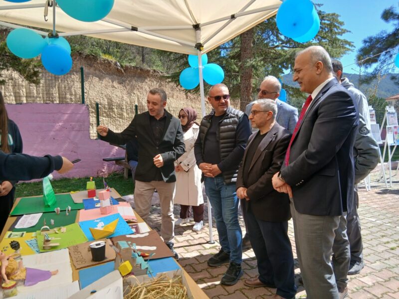 TARAKLI ORTAOKULU’NDA”DİL BAHÇEM” SERGİSİ DÜZENLENDİ