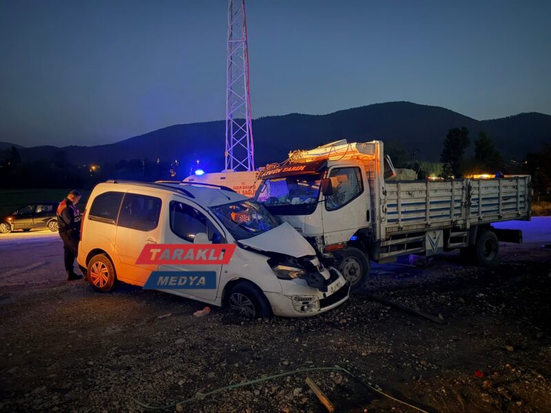 Kamyon ile Panelvan Çarpıştı