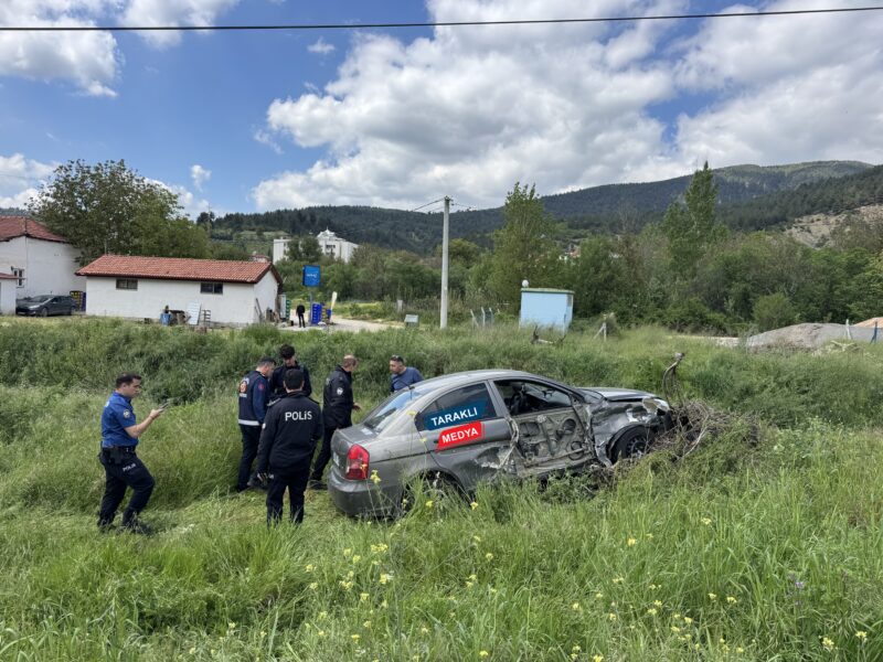 Taraklı’da akıl almaz kaza! Otomobil dereye uçmaktan son anda kurtuldu.