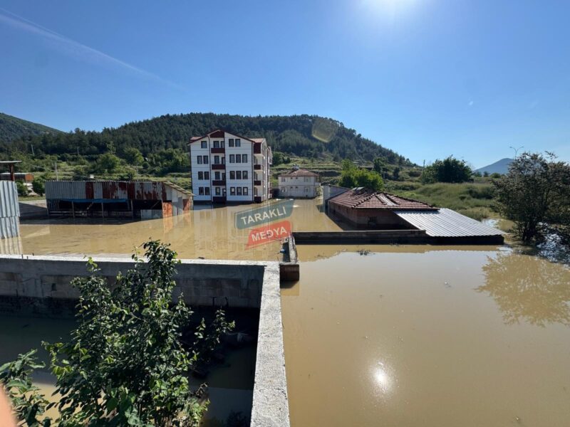 Taraklı’da selin zararı gün ağarınca ortaya çıktı!