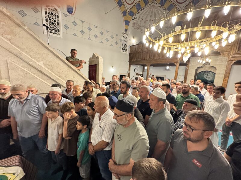 Taraklı’da Mevlid Kandili’nde Camiler Doldu Taştı: Sakal-ı Şerif’e Yoğun İlgi